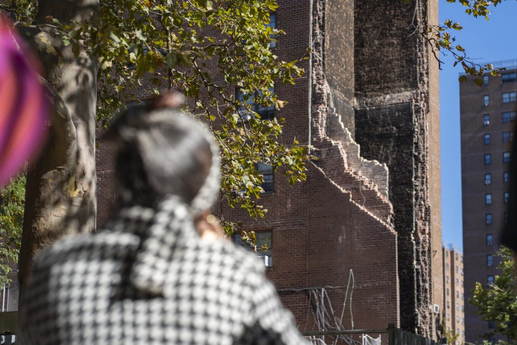 Una persona observa el derrumbe parcial de un edificio este miércoles, en el distrito de El Bronx. EFE