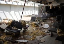 Aumenta cifra de muertos tras huracán Melissa en Jamaica Fotografía tomada de la cuenta en X @darylvazmp del ministro de Energía, Telecomunicaciones y Transporte de Jamaica, Daryl Vaz, de la zona de acceso 1-5 que fueron afectadas por el huracán Melissa en el aeropuerto internacional Sir Donald Sangsters en Montego Bay (Jamaica). EFE