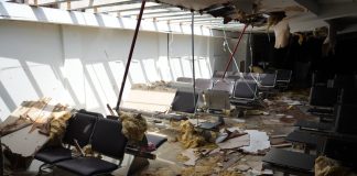 Fotografía tomada de la cuenta en X @darylvazmp del ministro de Energía, Telecomunicaciones y Transporte de Jamaica, Daryl Vaz, de la zona de acceso 1-5 que fueron afectadas por el huracán Melissa en el aeropuerto internacional Sir Donald Sangsters en Montego Bay (Jamaica). EFE