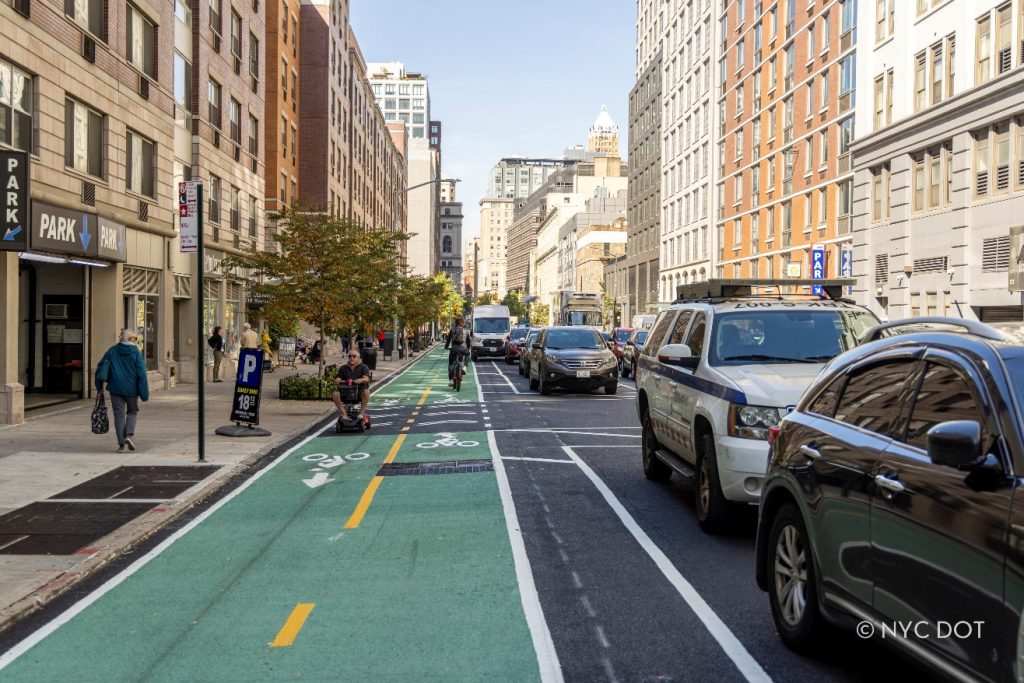 El rediseño de la calle Schermerhorn, con tráfico vehicular unidireccional y tráfico ciclista bidireccional, ha provocado una reducción drástica de las lesiones peatonales, a la vez que ha aumentado el uso de la bicicleta. Crédito: NYC DOT
