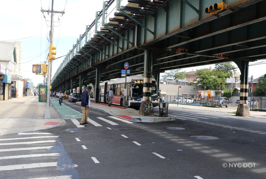 
El rediseño de White Plains Road, que incorporó carriles bici protegidos, isletas de abordaje de autobuses y redujo en un 41 % las lesiones de ocupantes de vehículos. Crédito: NYC DOT
