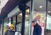 El comisionado Ydanis Rodriguez, en una imagen junto a un trabajador deliverista. Foto X