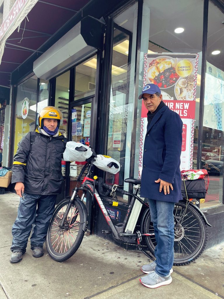 El comisionado Ydanis Rodriguez, en una imagen junto a un trabajador deliverista. Foto X