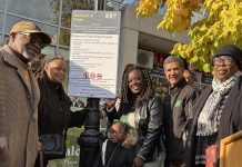 Oficializan la Plaza Malcolm X en Harlem Malaak Shabazz, hija de Malcolm X, presente en la inauguración de la recién nombrada “Plaza Malcolm X” en Harlem. En la foto junto al comisionado de NYC DOT, Ydanis Rodríguez, el senador Estatal Cordell Cleare y líderes y miembros de la comunidad. Foto NYC DOT