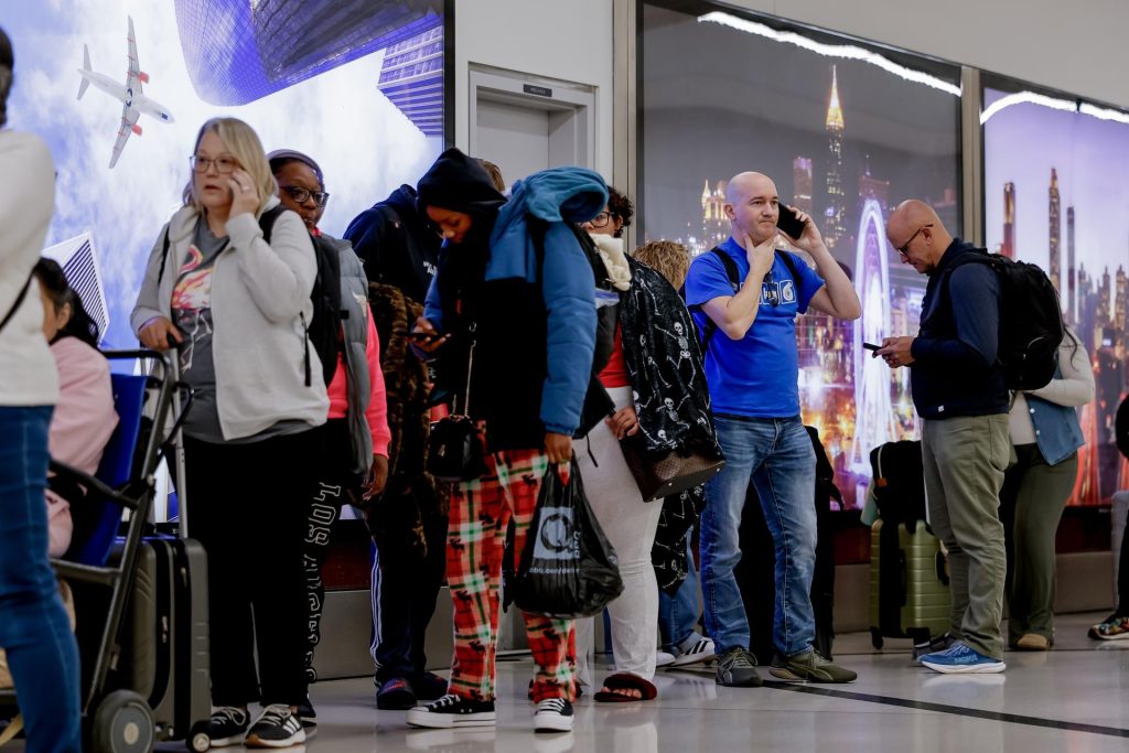 Miles de pasajeros varados por la cancelacion de vuelos en EEUU. EFE