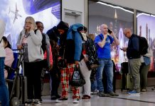 Miles de pasajeros varados por la cancelacion de vuelos en EEUU. EFE