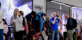 Miles de pasajeros varados por la cancelacion de vuelos en EEUU. EFE