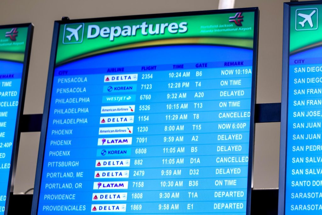 Pantallas muestran los cambios en los vuelos de los aeropuertos del pais. EFE