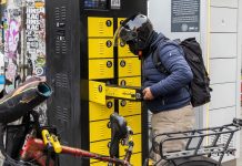 NYC implementa red pública de baterías para e-bikes Un repartidor cambia las baterías de una bicicleta eléctrica utilizando un armario de intercambio de baterías implementado a modo de prueba en 2024. Crédito: NYC DOT