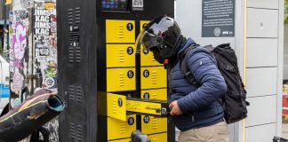 Un repartidor cambia las baterías de una bicicleta eléctrica utilizando un armario de intercambio de baterías implementado a modo de prueba en 2024. Crédito: NYC DOT
