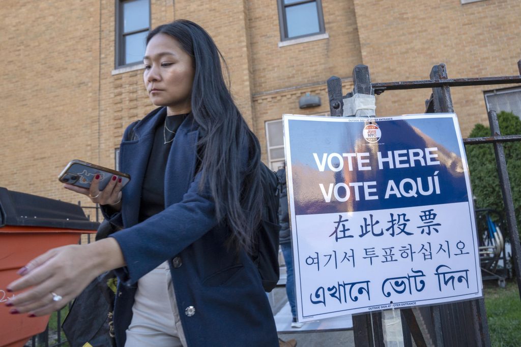 Una votante saliendo de un centro de votacion en Manhattan el 4 de noviembre de 2025. EFE