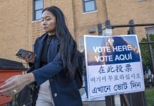 Récord de participación en las elecciones a la Alcaldía de Nueva York Una votante saliendo de un centro de votacion en Manhattan el 4 de noviembre de 2025. EFE