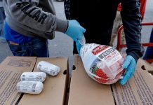 Sillas vacías en la mesa de Acción de Gracias de familias migrantes