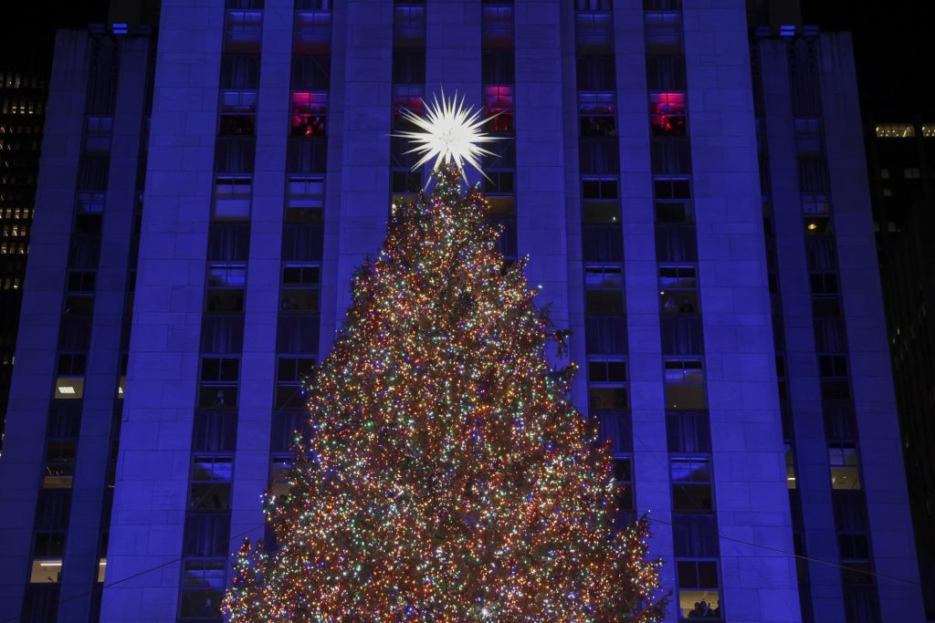 El árbol de Rockefeller Center fue encendido el jueves en una ceremonia grandiosa con música, baile y miles de asistentes. Foto EFE