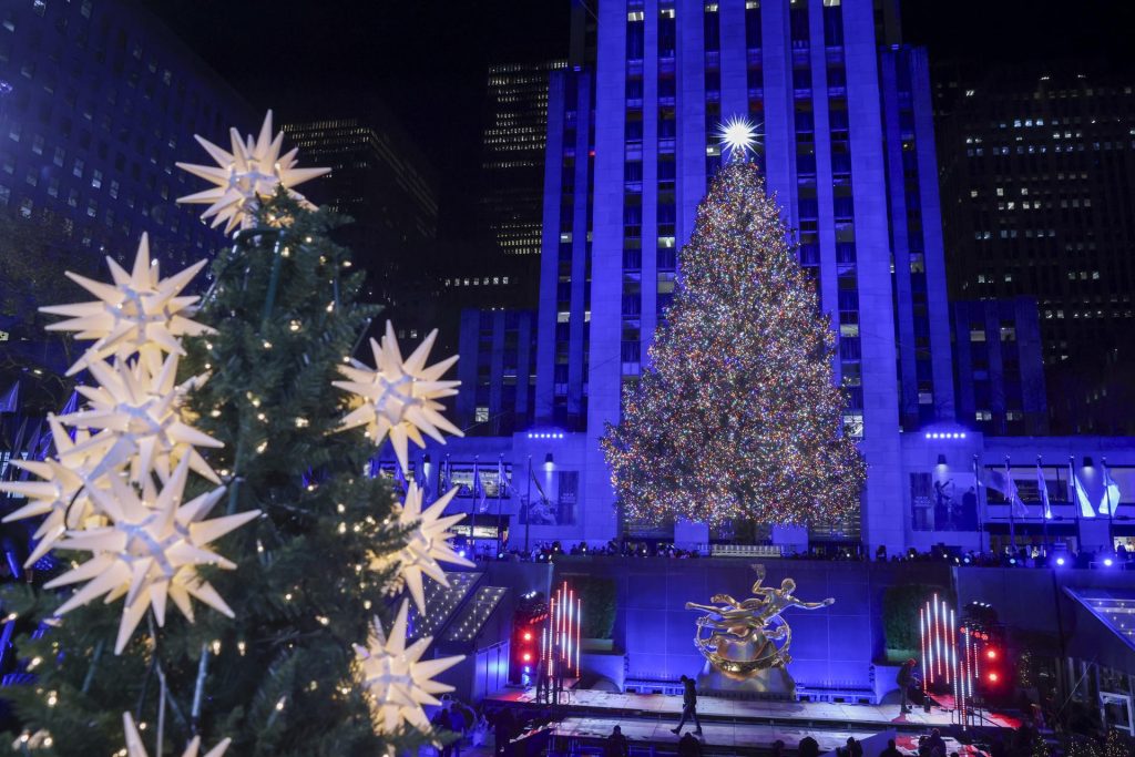 El árbol de Rockefeller Center fue encendido el jueves en una ceremonia grandiosa con música, baile y miles de asistentes. Foto EFE