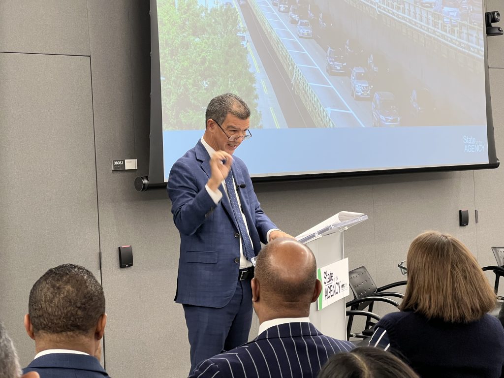 El comisionado Ydanis Rodriiguez, durante la presentación del estado sobre el NYC DOT, sus cuatro años de trayectoria en la agencia y sus logros. Foto: NYH