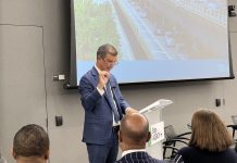 El comisionado Ydanis Rodriiguez, durante la presentación del estado sobre el NYC DOT, sus cuatro años de trayectoria en la agencia y sus logros. Foto: NYH
