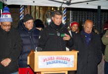 El comisionado Ydanis Rodríguez, durante su discurso de inauguración del nombramiento de la Plaza Alianza Dominicana. Foto NYC DOT