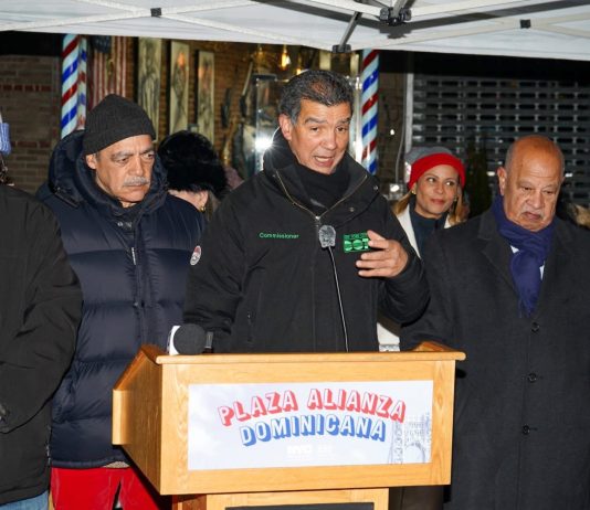 El comisionado Ydanis Rodríguez, durante su discurso de inauguración del nombramiento de la Plaza Alianza Dominicana. Foto NYC DOT