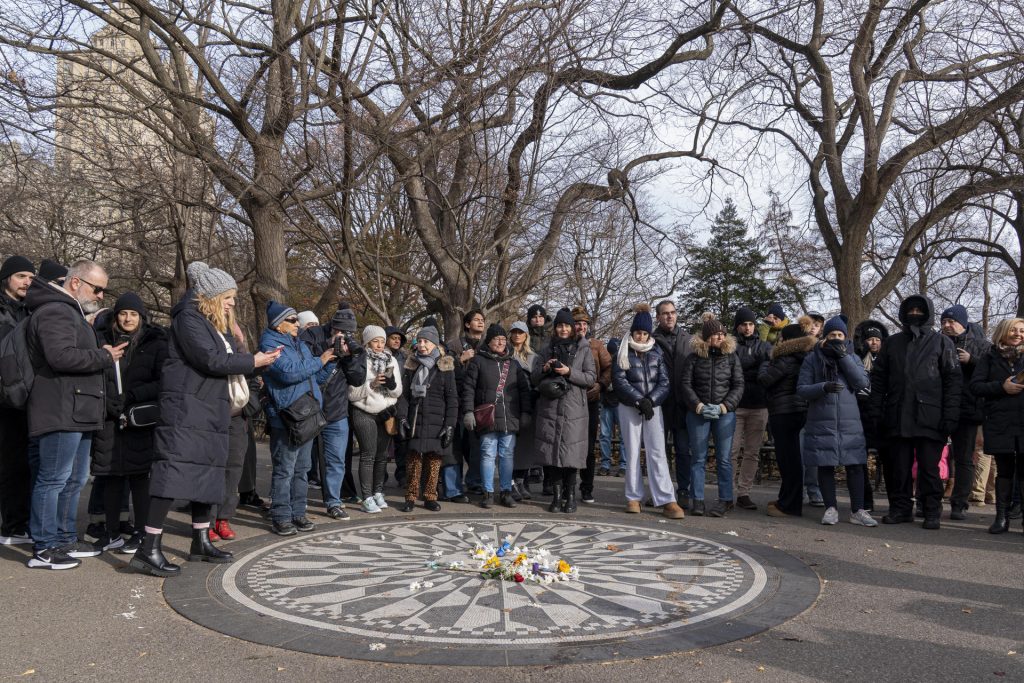 Personas participan en la conmemoración de los 45 años de muerte de John Lennon, alrededor de su mosaico. EFE
