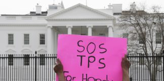 TPS Nicaragua Honduras Nepal. Una imagen de inmigrantes que pedian que no se candele el TPS. EFE archivo