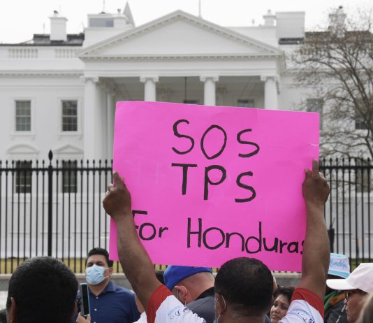 Jueza declara ilegal anulación del TPS a Nicaragua, Honduras y Nepal TPS Nicaragua Honduras Nepal. Una imagen de inmigrantes que pedian que no se candele el TPS. EFE archivo