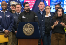 El alcalde Zohran Mamdani durante una conferencia de prensa este domingo informo que el lunes no abrirán las escuelas y que las clases serán dictadas de manera remota a todos los estudiantes de las escuelas públicas de la ciudad.