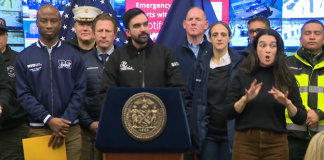 El alcalde Zohran Mamdani durante una conferencia de prensa este domingo informo que el lunes no abrirán las escuelas y que las clases serán dictadas de manera remota a todos los estudiantes de las escuelas públicas de la ciudad.