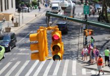 La ciudad comenzará activar cámaras de semáforo en rojo en 50 nuevas intersecciones cada semana durante las próximas cinco semanas, con objetivo alcanzar las 600 intersecciones para finales de 2026. Foto NYC DOT