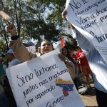 Personas protestan frente a la embajada de Estados Unidos en México por la intervención en Venezuela. EFE