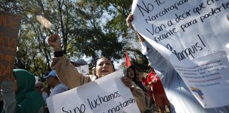Personas protestan frente a la embajada de Estados Unidos en México por la intervención en Venezuela. EFE