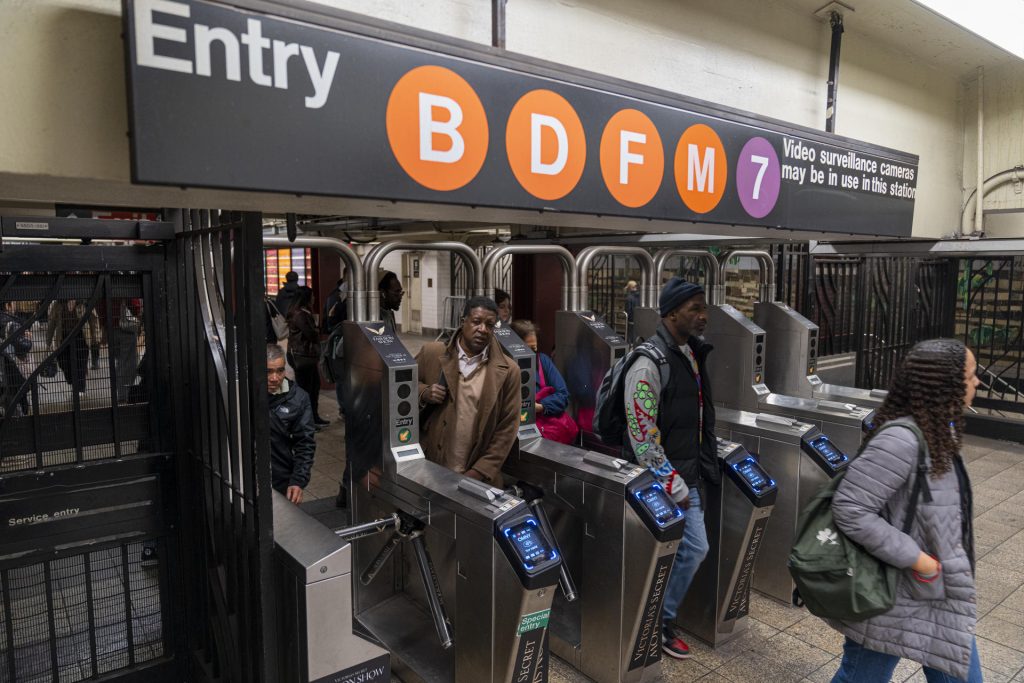 Unas personas salen de los andenes de la terminal del metro en la estación Gran Central en Nueva York (Estados Unidos). Imagen de archivo. EFE