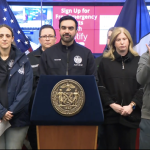 El alcalde Zohran Mamdani durante la conferencia de prensa para anunciar el estado de emergencia en la ciudad ante la tormenta de nieve que según los pronósticos afectará el domingo y lunes.
