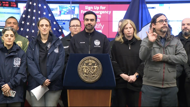 El alcalde Zohran Mamdani durante la conferencia de prensa para anunciar el estado de emergencia en la ciudad ante la tormenta de nieve que según los pronósticos afectará el domingo y lunes.