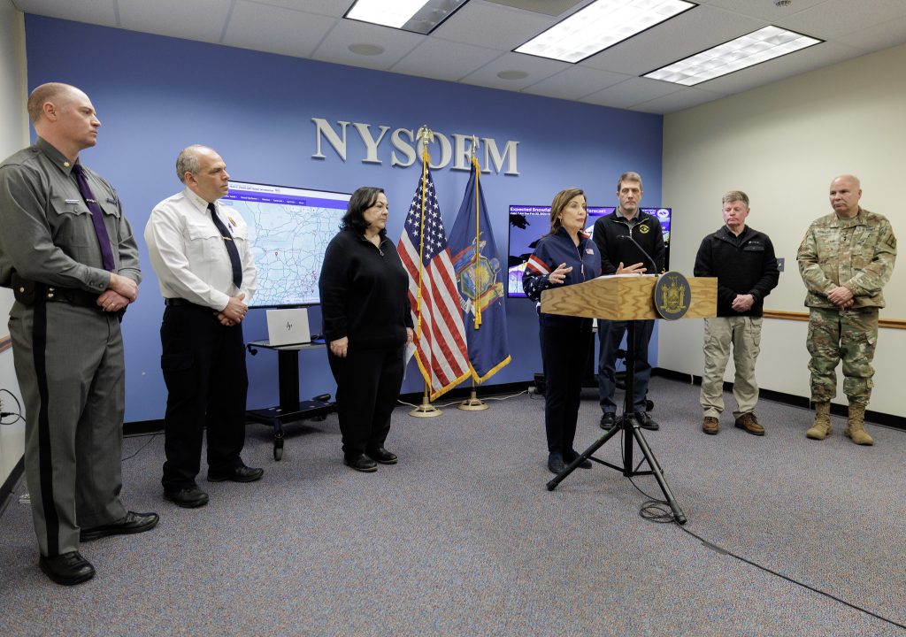 La gobernadora Kathy Hochul informó en la tarde del domingo, sobre la situación de la ventisca en NY y advirtió a todos los residentes del estado de Nueva York a no salir de sus hogares.