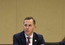 Menéndez y el Caucus Hispano celebran destitución de Kristi Noem