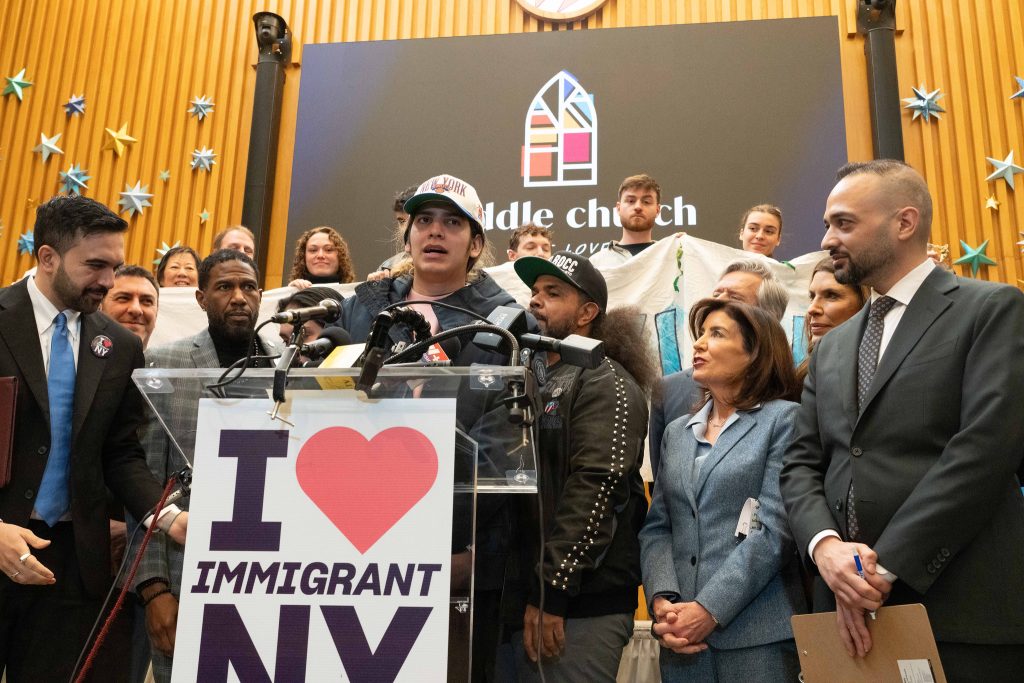 El estudiante Dylan López Contreras recibe la bienvenida de la gobernadora Kathy Hochul, del alcalde Zohran Mamdani y activistas pro inmigrantes, luego de salir en libertad tras su detención por agentes de inmigración.