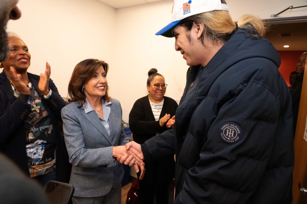 La gobernadora Kathy Hochul le da la bienvenidda a Dylan Lopez Contreras, luego de ser liberado de un centro de detención de ICE.