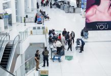 Agentes ICE en los aeropuertos JFK y Newark, en Nueva York