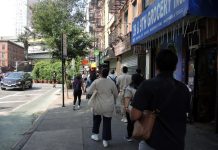 Más espacio para peatones en Hell’s Kitchen Una acera concurrida en la Novena Avenida en su estado actual.