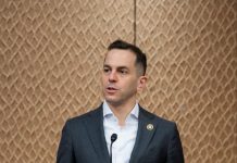 Menéndez cuestiona inversión en Palantir