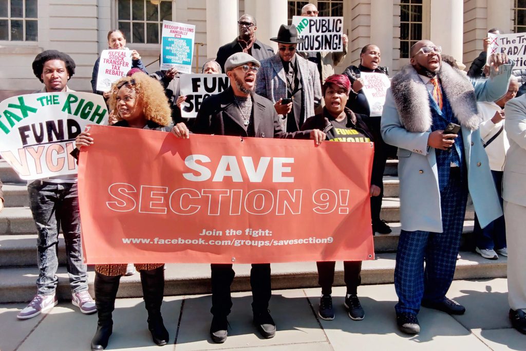 El reverendo Kevin McCall (d), de la ONG Crisis Action Center, habla durante una protesta este viernes, a las afueras de la Alcaldía de Nueva York (EE.UU.). EFE