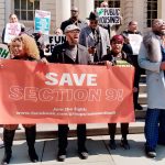El reverendo Kevin McCall (d), de la ONG Crisis Action Center, habla durante una protesta este viernes, a las afueras de la Alcaldía de Nueva York (EE.UU.). EFE