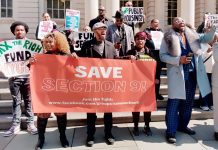 El reverendo Kevin McCall (d), de la ONG Crisis Action Center, habla durante una protesta este viernes, a las afueras de la Alcaldía de Nueva York (EE.UU.). EFE
