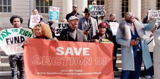 El reverendo Kevin McCall (d), de la ONG Crisis Action Center, habla durante una protesta este viernes, a las afueras de la Alcaldía de Nueva York (EE.UU.). EFE