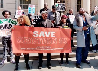 El reverendo Kevin McCall (d), de la ONG Crisis Action Center, habla durante una protesta este viernes, a las afueras de la Alcaldía de Nueva York (EE.UU.). EFE