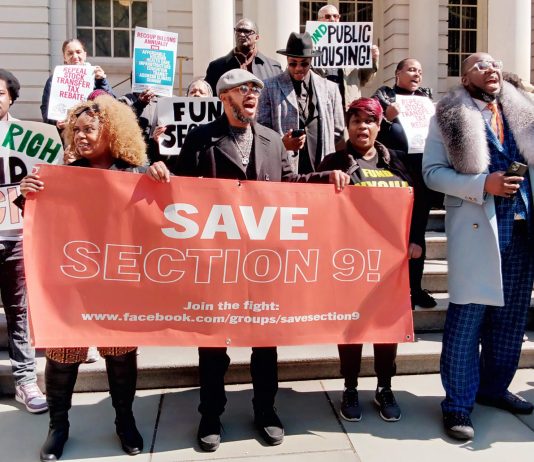 El reverendo Kevin McCall (d), de la ONG Crisis Action Center, habla durante una protesta este viernes, a las afueras de la Alcaldía de Nueva York (EE.UU.). EFE