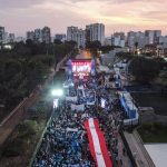 Fotografía aérea que muestra a los asistentes a un cierre de campaña en Lima (Perú). EFE/