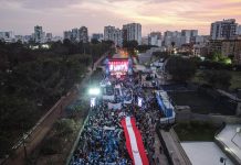 Fotografía aérea que muestra a los asistentes a un cierre de campaña en Lima (Perú). EFE/