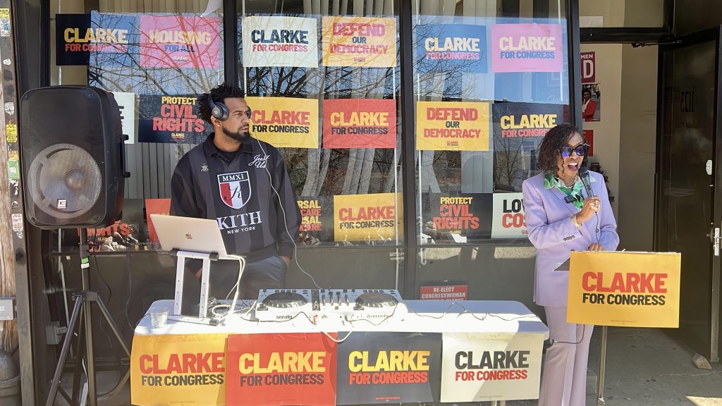 La congresista Yvette Clarke durante su anuncio de reelección en Brooklyn. Foto: NYH